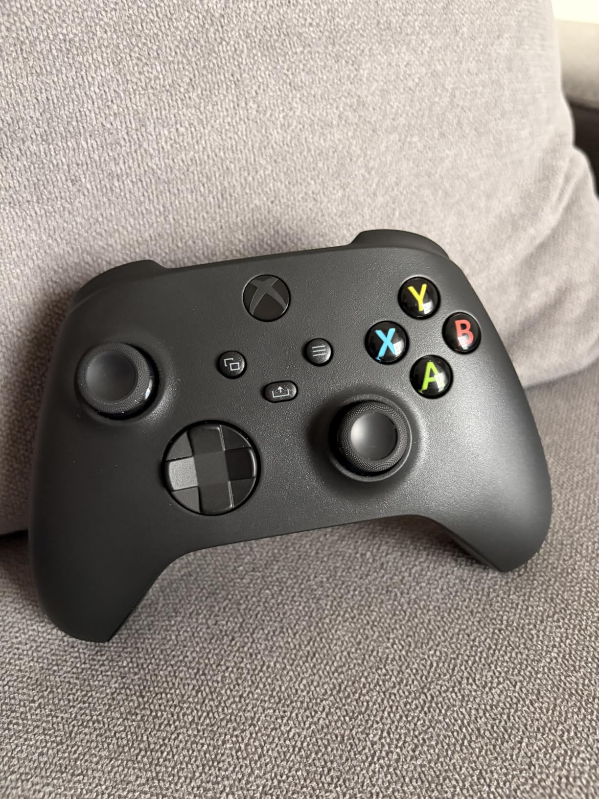 XBOX Wireless Gaming Controller | Carbon Black | Consoles, PCs, TVs, mobile, and more | Textured Grip | Wireless, Bluetooth, USB-C Connectivity customer photo 2
