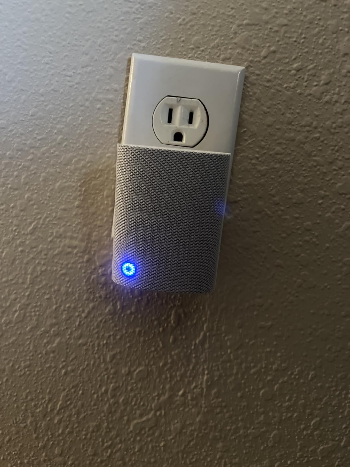 Ring Chime — Enhanced audio for real-time alerts you can hear from anywhere, easy plug-in setup, simple wifi & Bluetooth connectivity, sleek design, White customer photo 1