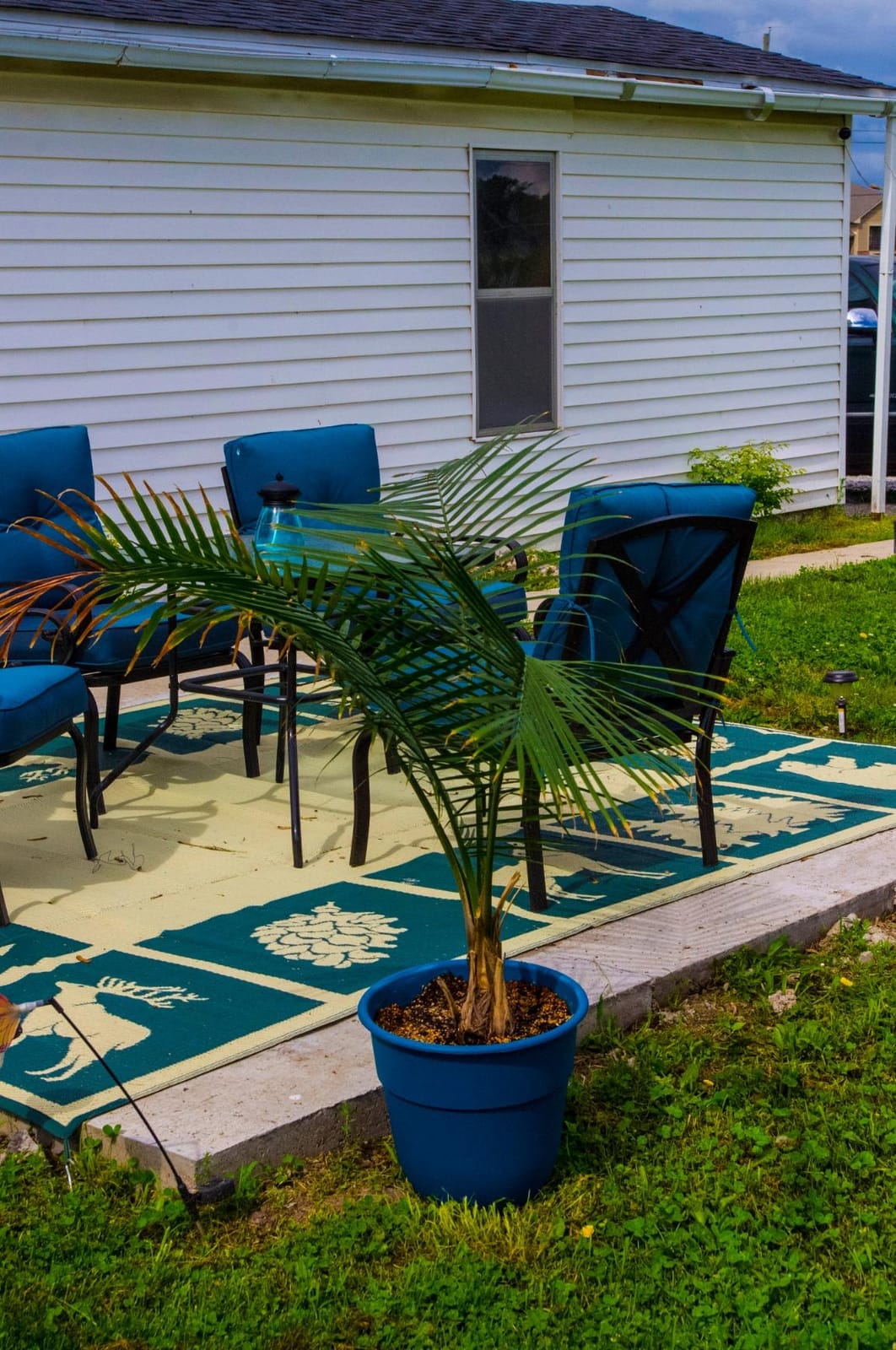VINGLI 40'' Outdoor Dining Table with Umbrella Hole, All Weather Round Patio Table, Waterwave Tempered Glass Top and Metal Frame, for Garden Porch Balcony Yard customer photo 1