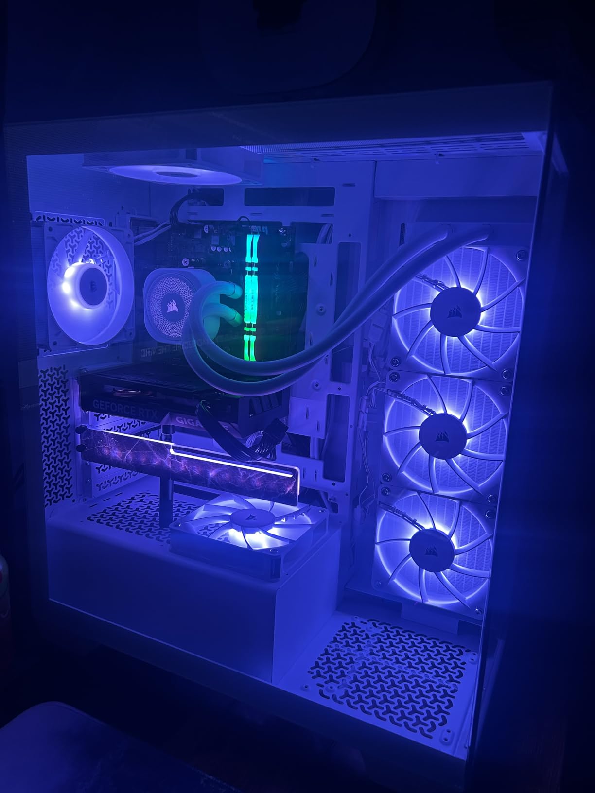 CORSAIR Commander Duo iCUE Link RGB Lighting and PWM ARGB Fan Controller â€“ Control 12 Daisy-Chained PWM Fans, Two Flexible Temperature Sensors Included â€“ Black customer photo 1
