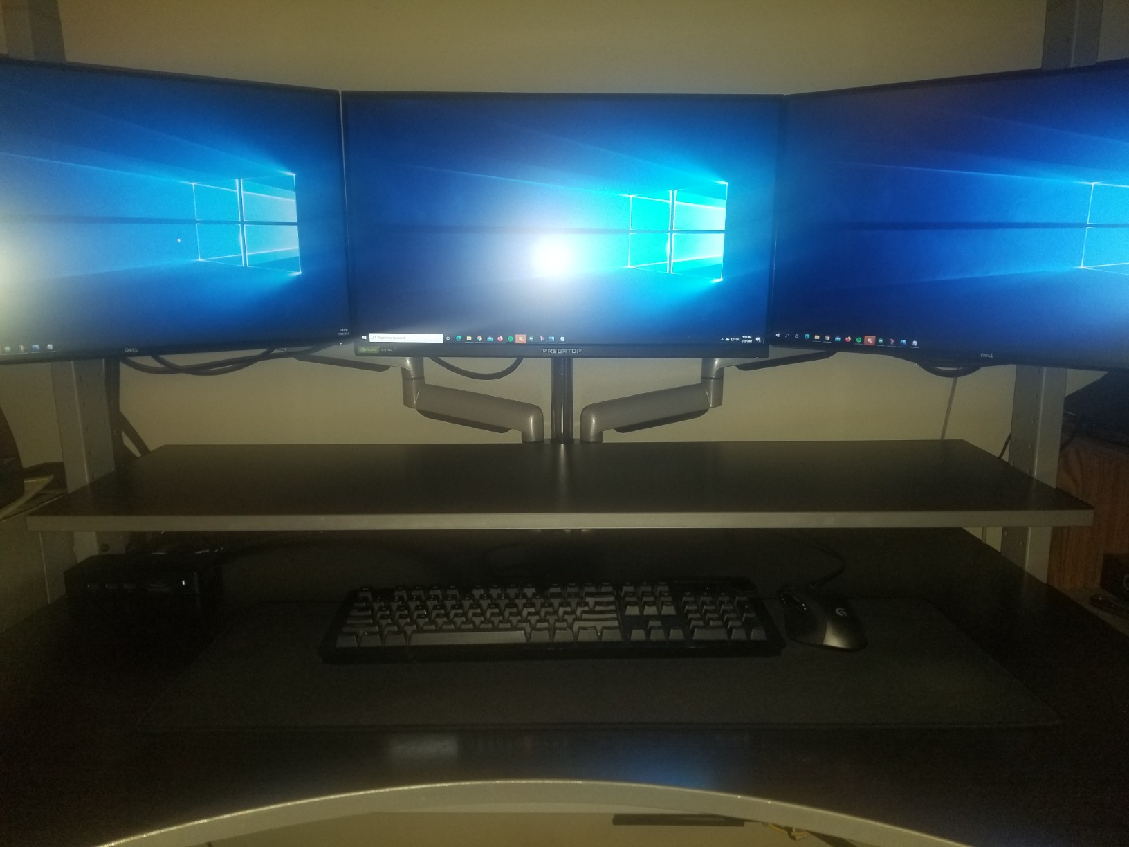 Mount-It! Triple Monitor Desk Stand, USB-A & C, Black customer photo 1