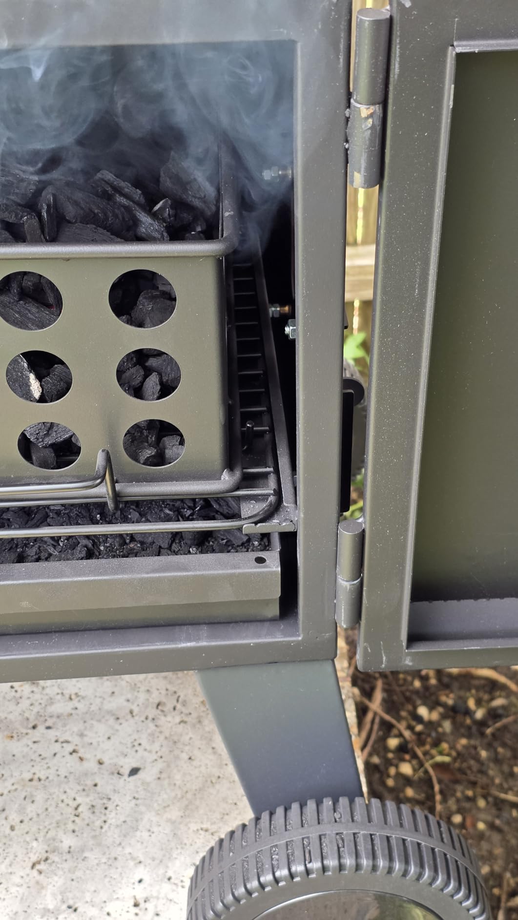 VEVOR Charcoal Offset Smoker, Heavy-Duty Steel BBQ Offset Smoker with Side Firebox, Movable Outdoor Barbecue Smokers with 6 Adjustable Grates, Thermometer & Air Vents for Backyard Patio Party Cooking customer photo 2