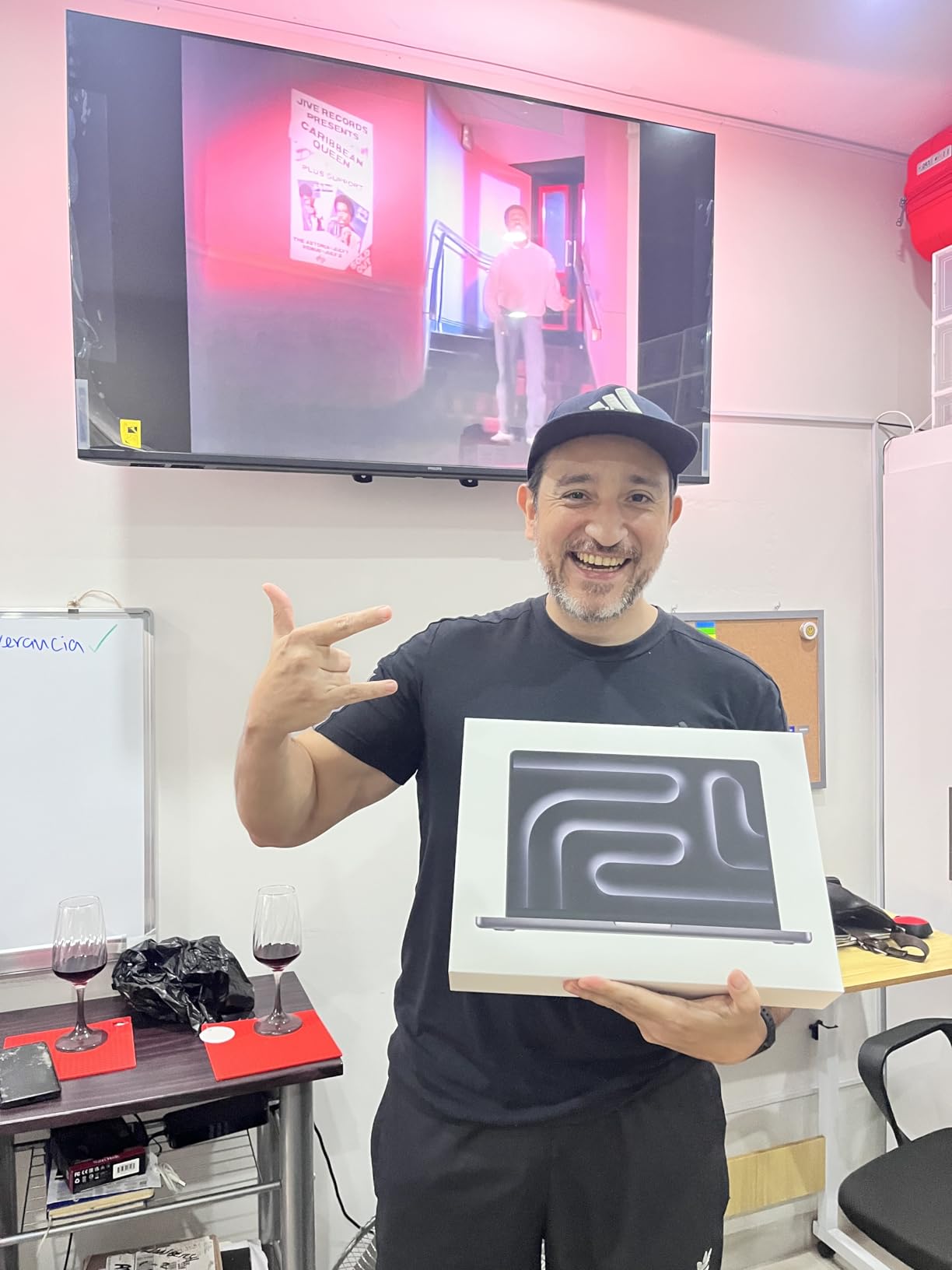 2025 MacBook Pro Laptop with Apple M5 chip with 10-core CPU and 10-core GPU: Built for AI, 14.2-inch Liquid Retina XDR Display, 16GB Unified Memory, 1TB SSD Storage; Space Black customer photo 1