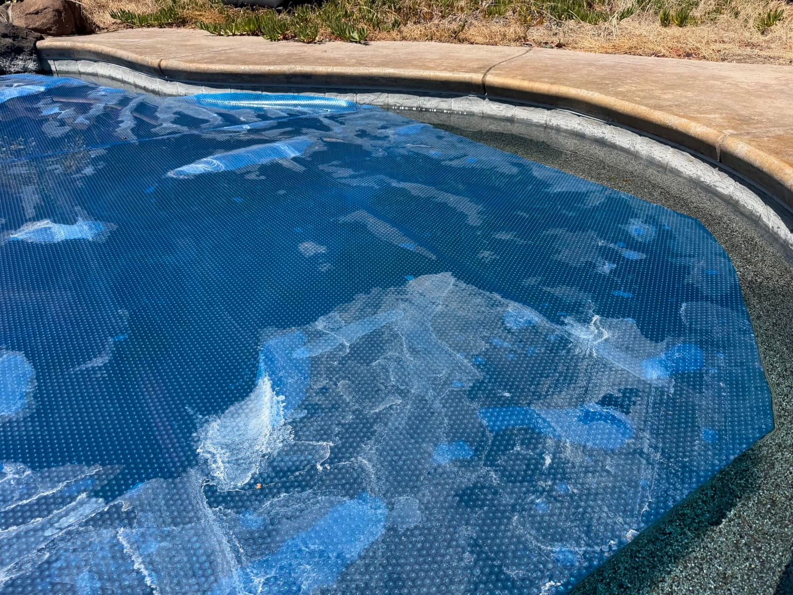 VEVOR Solar Pool Cover 32 x 16 ft 16 Mil Pool Bubble Cover Blue & Black customer photo 2