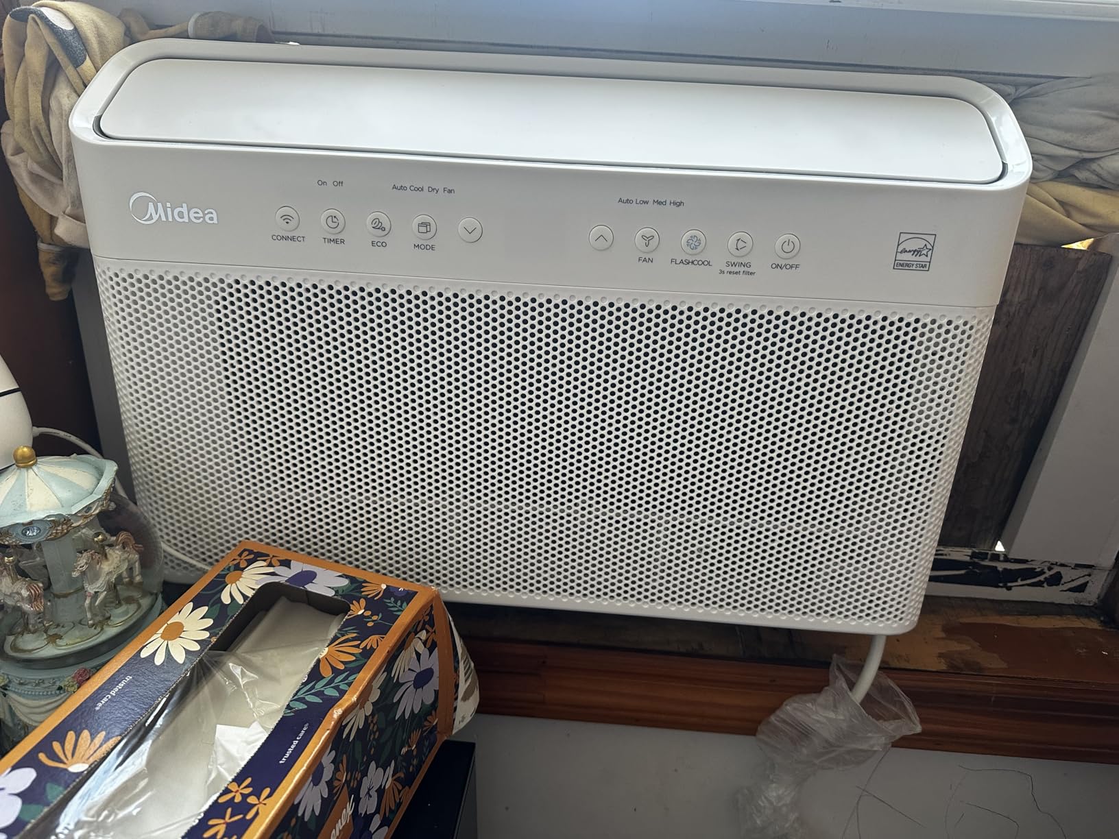 Midea 6,000 BTU U Shaped Window Air Conditioner, Cools up to 250 Sq Ft customer photo 1