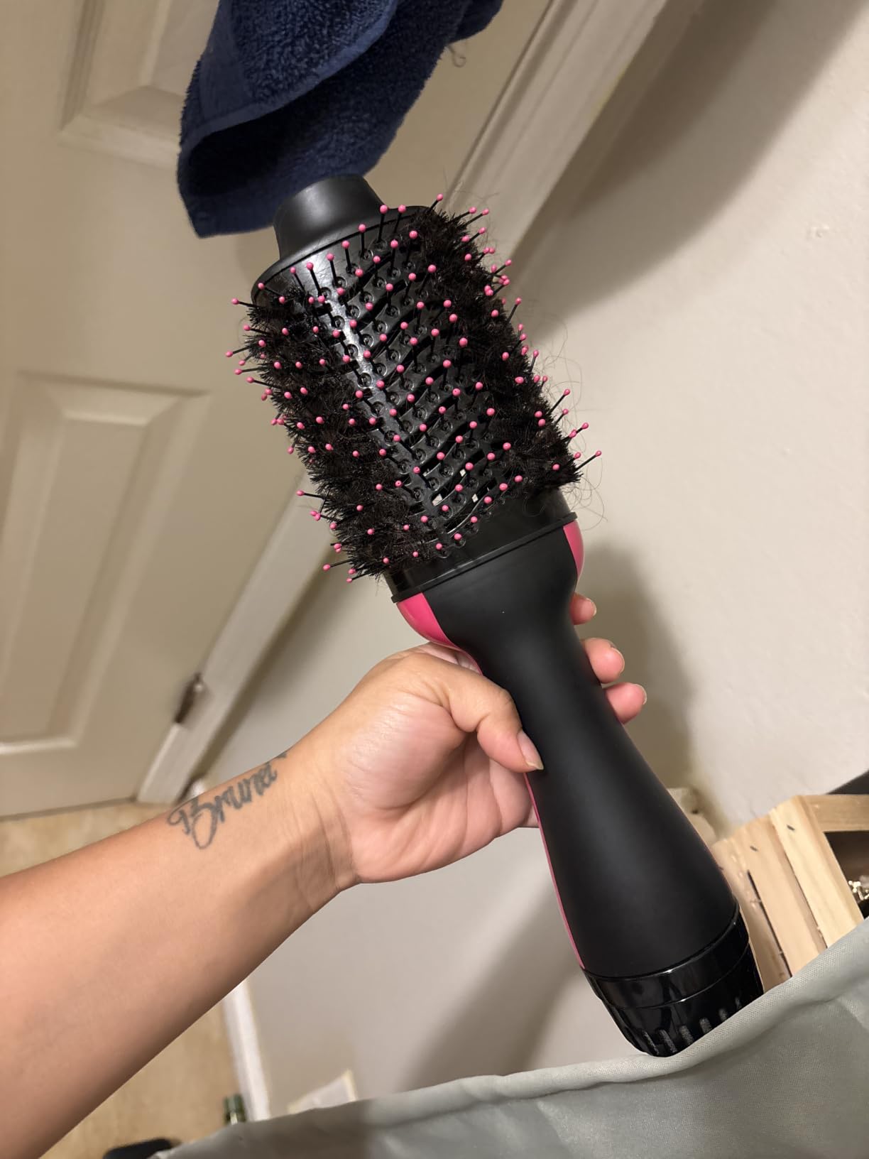 Aopant Dual Voltage Mini Hair Dryer Brush Blow Dryer Brush in One, 110-240V 900W Travel Hot Air Brush Volumizer, 4-in-1 Styling Brush with Ceramic Titanium Barrel, Ionic Care, Cool & High Settings customer photo 2